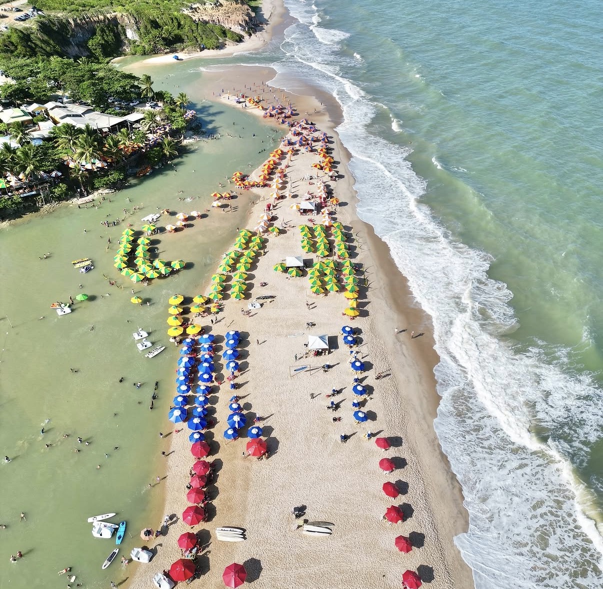 Praia com piscinas naturais e guarda-sóis no Litoral Sul II
