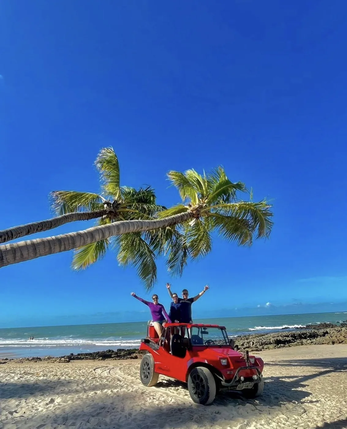 Passeio de buggy vermelho no litoral paraibano