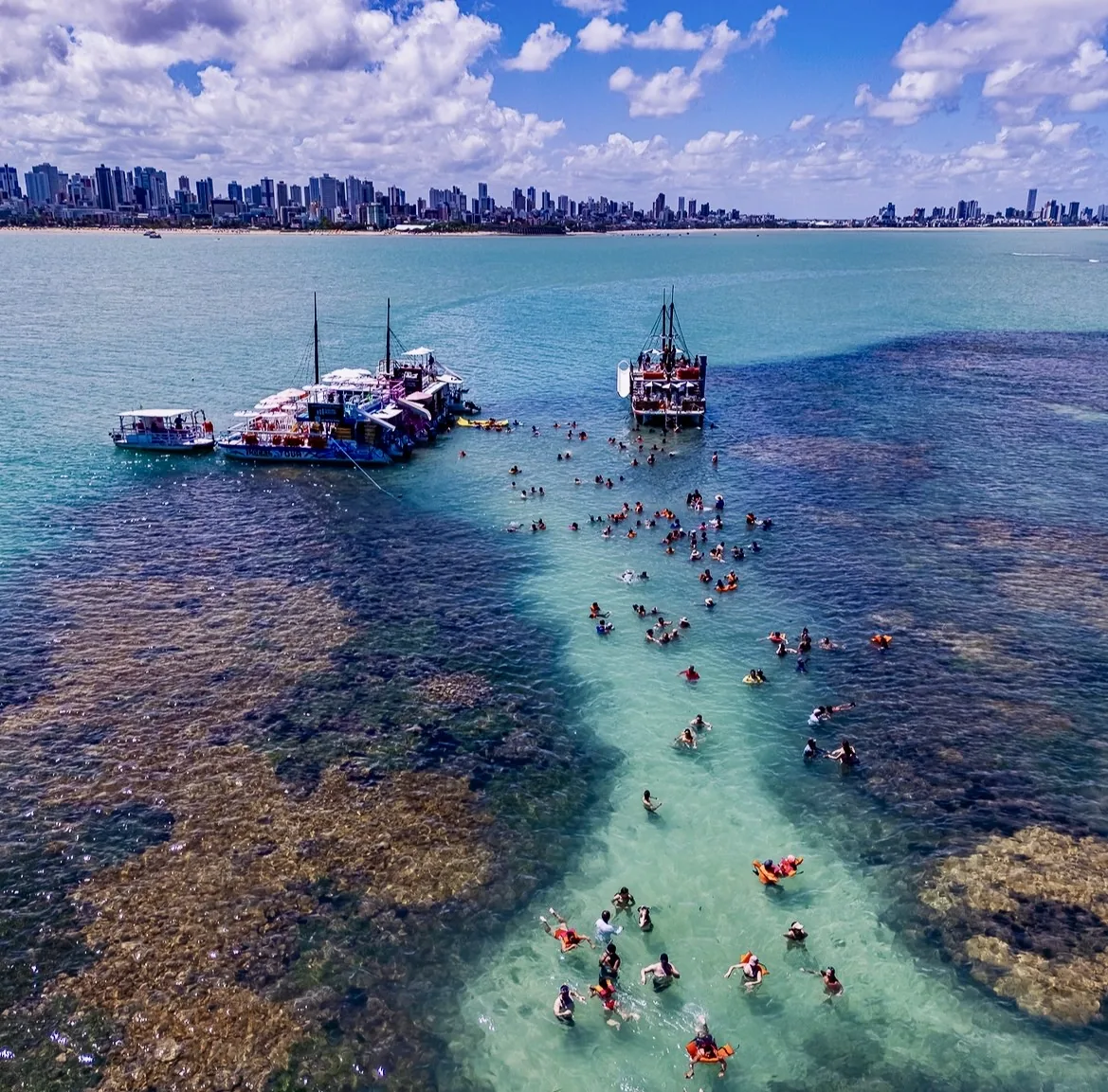 Piscinas naturais em João Pessoa com águas cristalinas